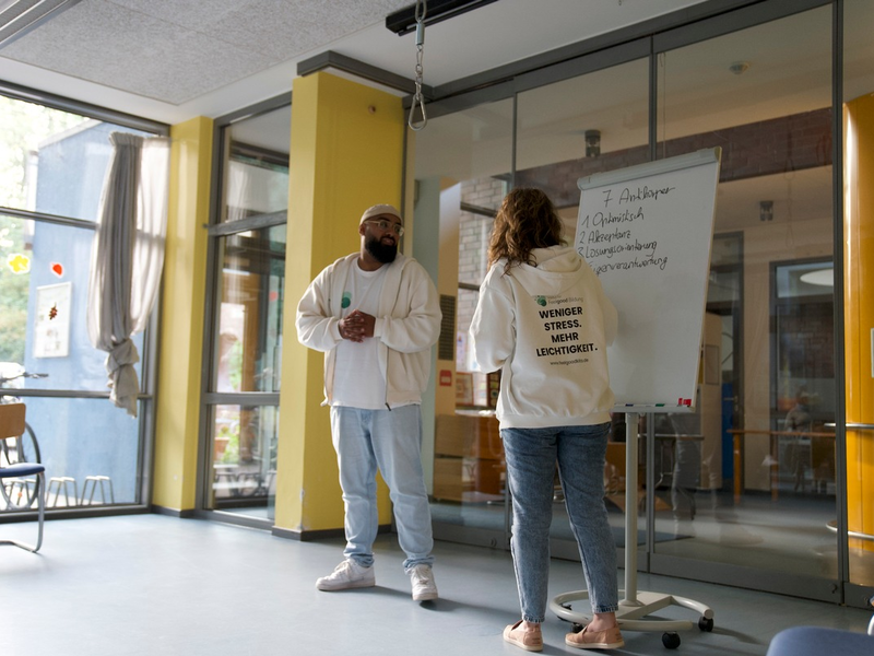 Müde von Work-Life-Balance? Belastbarkeit steigern statt Belastung senken - Stevan Bimbasic erklärt, warum isolierte Selbstfürsorge schädlich für Kitas ist - Foto: presseportal.de
