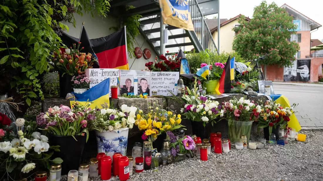 Am Tatort wurden Blumen niedergelegt für die beiden getöteten ukrainischen Soldaten im Alter von 23 und 36 Jahren waren zur medizinischen Behandlung und Rehabilitation in der Region. - Bild: Lukas Barth/dpa