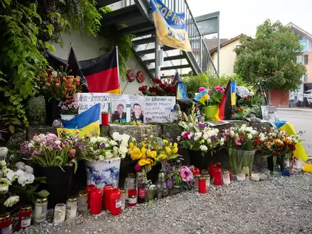 Am Tatort wurden damals Blumen niedergelegt für die beiden getöteten ukrainischen Soldaten. Nun wurde Mordanklage gegen einen Russen erhoben. (Archivbild) - Foto: Lukas Barth/dpa