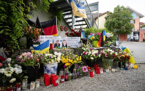 Am Tatort wurden Blumen niedergelegt fĂŒr die beiden getöteten ukrainischen Soldaten im Alter von 23 und 36 Jahren waren zur medizinischen Behandlung und Rehabilitation in der Region. - Foto: Lukas Barth/dpa Am Tatort wurden Blumen niedergelegt fĂŒr die beiden getöteten ukrainischen Soldaten im Alter von 23 und 36 Jahren waren zur medizinischen Behandlung und Rehabilitation in der Region. - Foto: Lukas Barth/dpa