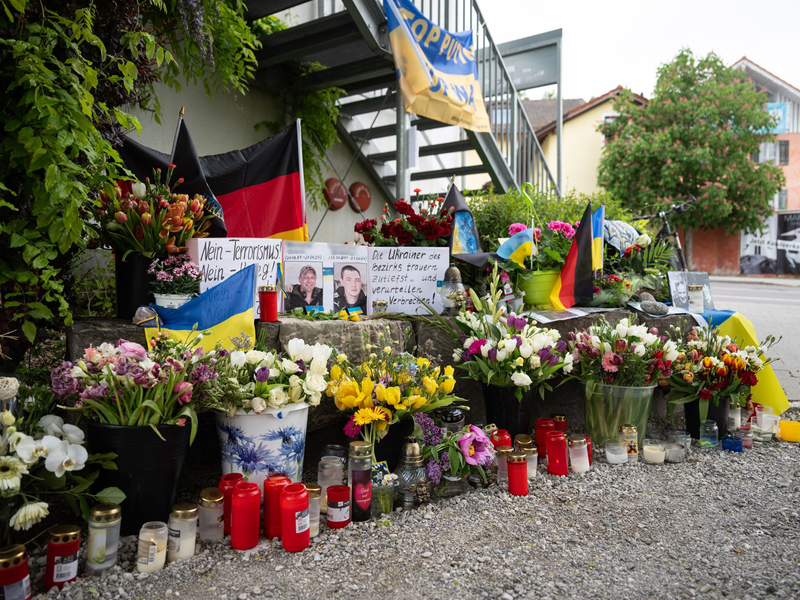 Am Tatort wurden Blumen niedergelegt für die beiden getöteten ukrainischen Soldaten im Alter von 23 und 36 Jahren waren zur medizinischen Behandlung und Rehabilitation in der Region. - Foto: Lukas Barth/dpa