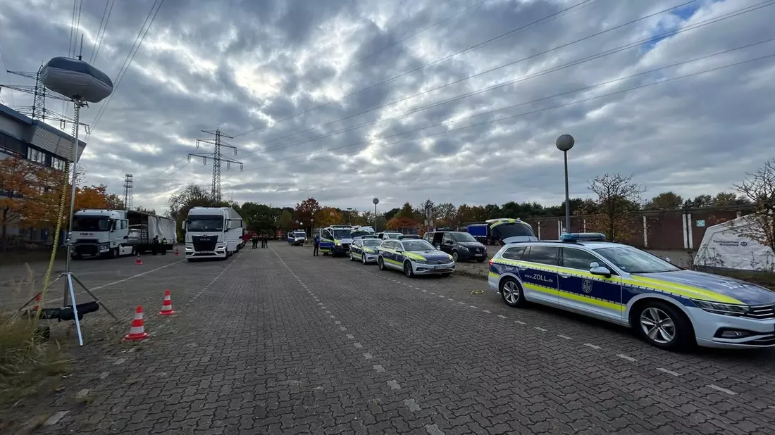 HZA-HH: Bundesweite Kontrollaktion zur Bekämpfung des Schmuggels // Zoll zeigt auch in Hamburg Präsenz - Bild: presseportal.de
