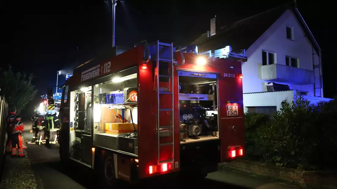 FW Hambühren: Familie kann sich dank auslösenden Rauchmeldern bei nächtlichem Wohnungsbrand selbst retten - Bild: presseportal.de