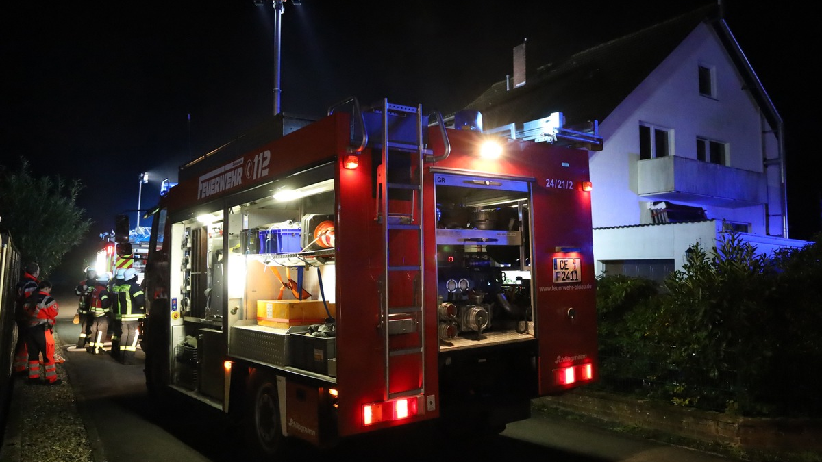 FW Hambühren: Familie kann sich dank auslösenden Rauchmeldern bei nächtlichem Wohnungsbrand selbst retten - Foto: presseportal.de