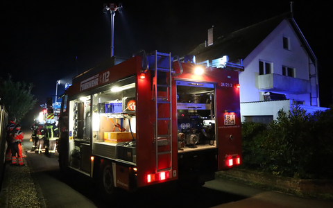 FW Hambühren: Familie kann sich dank auslösenden Rauchmeldern bei nächtlichem Wohnungsbrand selbst retten - Foto: presseportal.de