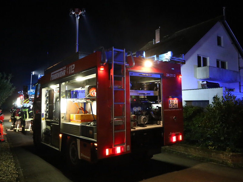 FW Hambühren: Familie kann sich dank auslösenden Rauchmeldern bei nächtlichem Wohnungsbrand selbst retten - Foto: presseportal.de