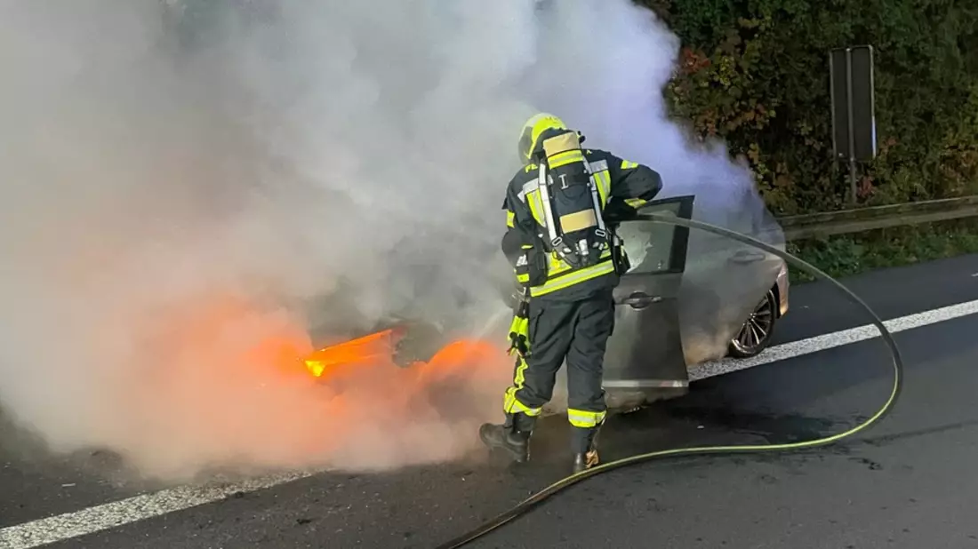 FW-NE: PKW-Brand auf der Autobahn A57 | Keine Verletzten - Bild: presseportal.de
