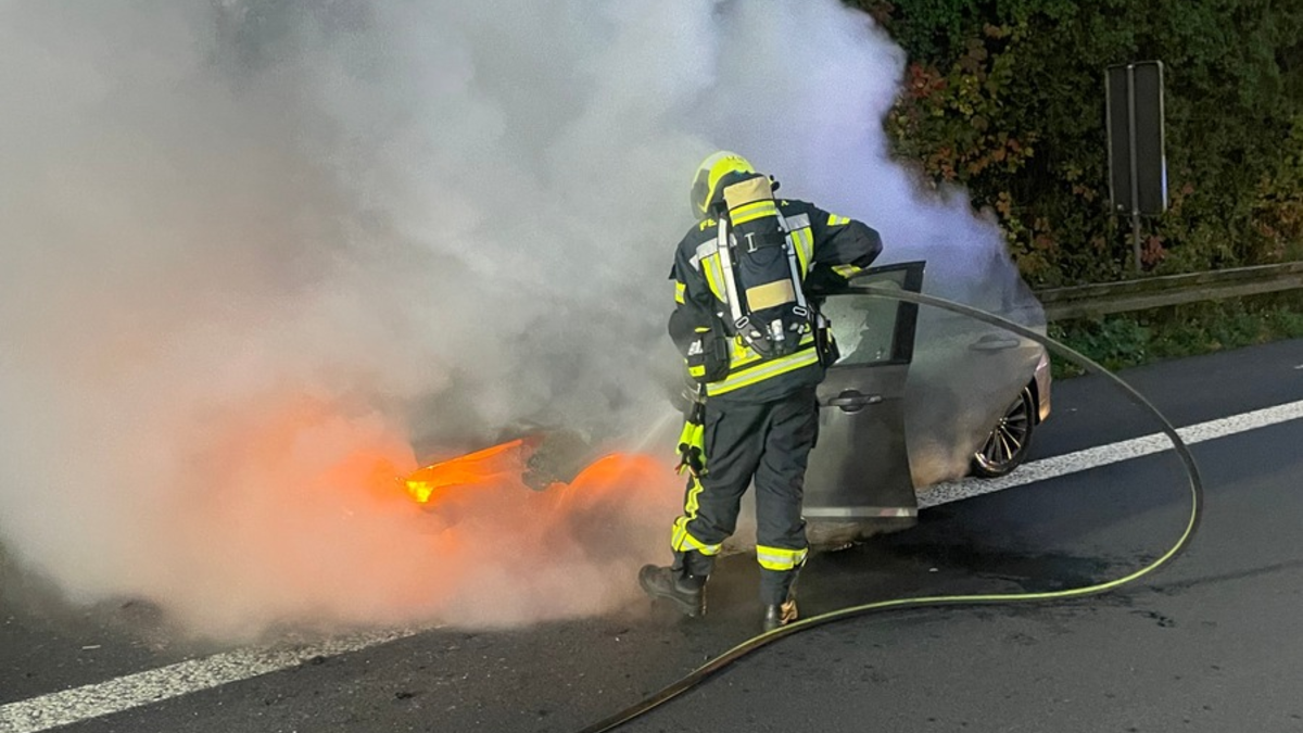 FW-NE: PKW-Brand auf der Autobahn A57 | Keine Verletzten - Foto: presseportal.de