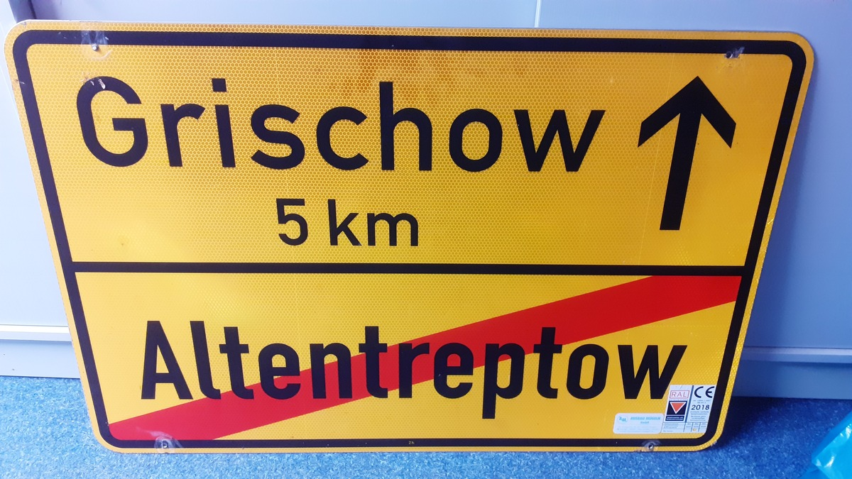 POL-NB: Ortsschilder von Altentreptow wieder da - Foto: presseportal.de