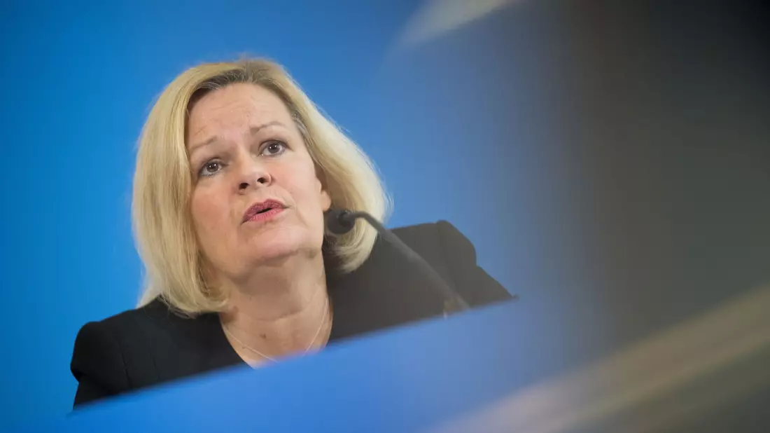 Bundesinnenministerin Nancy Faeser (SPD) hielt Binnengrenzkontrollen anfangs für keine gute Idee. Inzwischen ist sie anderer Meinung - auch weil die Begrenzung irregulärer Migration inzwischen ein Anliegen ist, hinter dem alle drei Koalitionspartner stehen. (Archivfoto) - Bild: Sebastian Gollnow/dpa