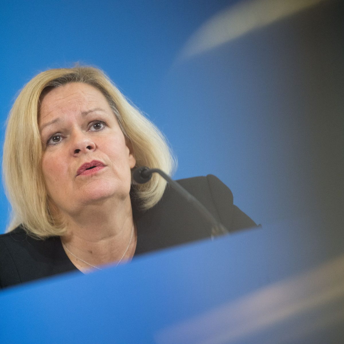 Bundesinnenministerin Nancy Faeser (SPD) hielt Binnengrenzkontrollen anfangs für keine gute Idee. Inzwischen ist sie anderer Meinung - auch weil die Begrenzung irregulärer Migration inzwischen ein Anliegen ist, hinter dem alle drei Koalitionspartner stehen. (Archivfoto) - Foto: Sebastian Gollnow/dpa