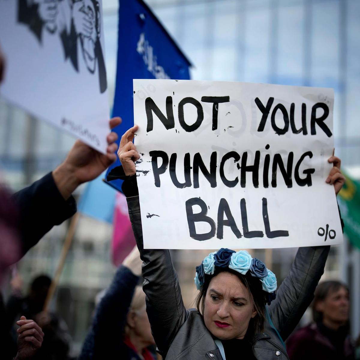 In Frankreich hat der Prozess um den jahrelangen sexuellen Missbrauch einer von ihrem Ehemann betäubten Frau durch Dutzende fremde Männer eine breite öffentliche Debatte über Gewalt gegen Frauen ausgelöst. (Archivfoto)  - Foto: Christophe Ena/AP/dpa