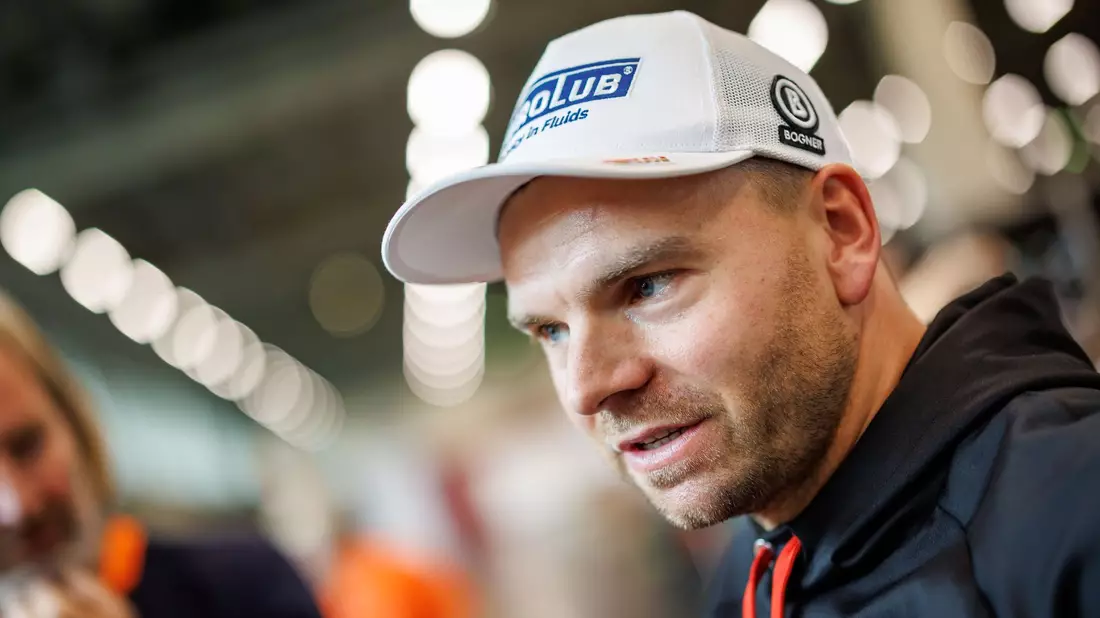 Ist ebenfalls angeschlagen, aber kann wenigstens trainieren: Alexander Schmid bei der offiziellen Winter-Einkleidung des DSV. - Bild: Daniel Karmann/dpa