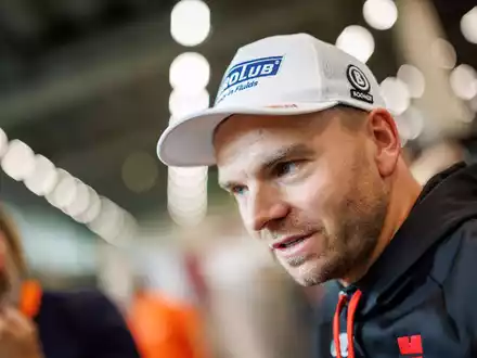 Ist ebenfalls angeschlagen, aber kann wenigstens trainieren: Alexander Schmid bei der offiziellen Winter-Einkleidung des DSV. - Foto: Daniel Karmann/dpa