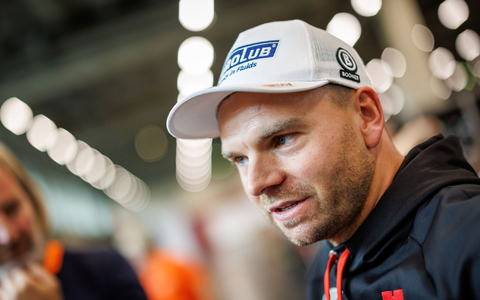 Ist ebenfalls angeschlagen, aber kann wenigstens trainieren: Alexander Schmid bei der offiziellen Winter-Einkleidung des DSV. - Foto: Daniel Karmann/dpa