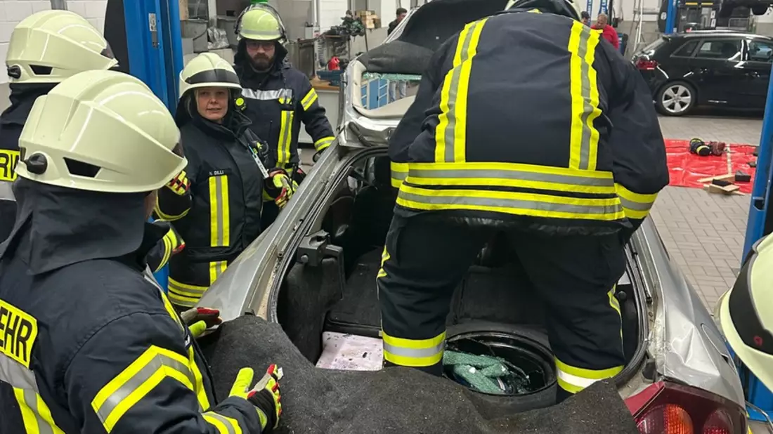 FW Beverungen: Erfolgreicher Dienstabend zum Thema Technische Rettung bei Verkehrsunfällen - Bild: presseportal.de
