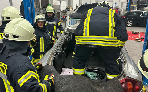 FW Beverungen: Erfolgreicher Dienstabend zum Thema Technische Rettung bei VerkehrsunfÀllen - Foto: presseportal.de FW Beverungen: Erfolgreicher Dienstabend zum Thema Technische Rettung bei VerkehrsunfÀllen - Foto: presseportal.de