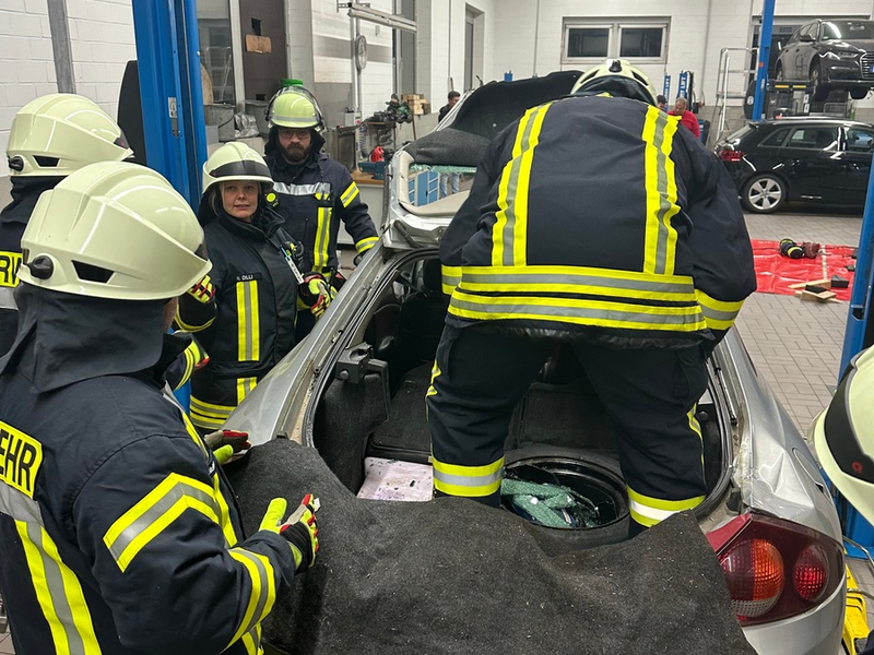 FW Beverungen: Erfolgreicher Dienstabend zum Thema Technische Rettung bei Verkehrsunfällen - Foto: presseportal.de