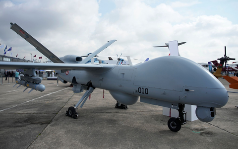 Die Firma ist auch an der Produktion der Drohne Anka beteiligt. (Archivbild) - Foto: Lewis Joly/AP/dpa