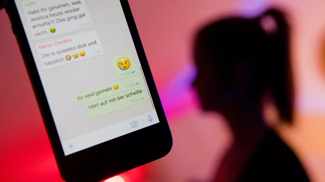 Viele Schülerinnen und Schüler in Deutschland sind von Cybermobbing betroffen. (Symbolbild)
 - Bild: Julian Stratenschulte/dpa