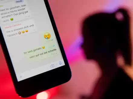 Viele Schülerinnen und Schüler in Deutschland sind von Cybermobbing betroffen. (Symbolbild)
 - Foto: Julian Stratenschulte/dpa