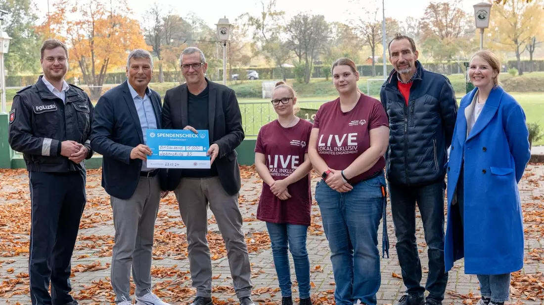 POL-BS: Benefizkonzert der Polizei Big Band Niedersachsen spielt 1000 Euro für den guten Zweck ein. - Bild: presseportal.de
