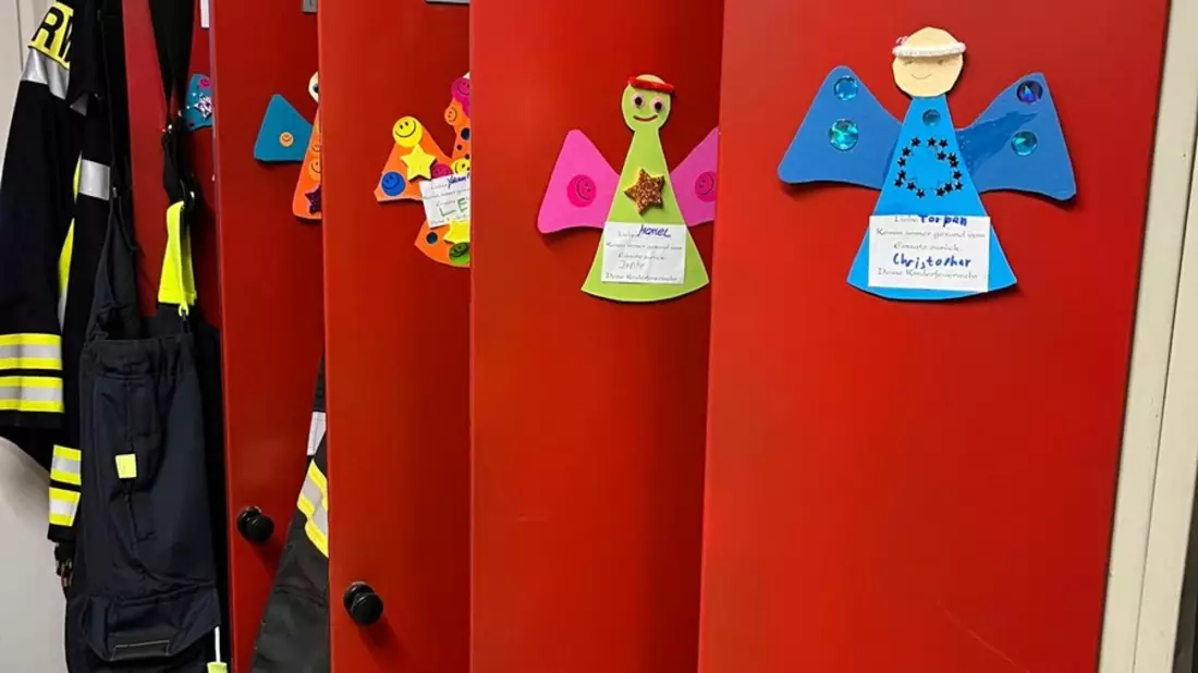 FW Beverungen: Schutzengel für die Einsatzkräfte/Eine besondere Überraschung der Kinderfeuerwehrgruppe Herstelle - Bild: presseportal.de