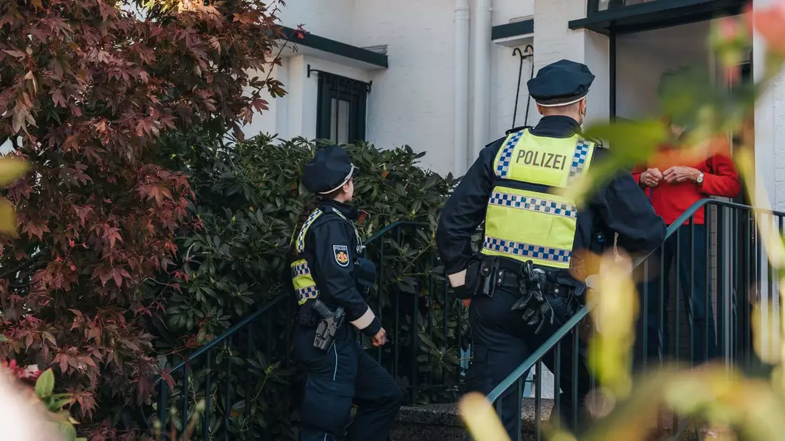 POL-Bremerhaven: Erfolgreiche Aktion Gemeinsam Wachsam 2024: Polizisten informieren in 850 Haushalten über Schutz vor Einbruchdiebstahl - Info-Stand am kommenden Samstag - Bild: presseportal.de