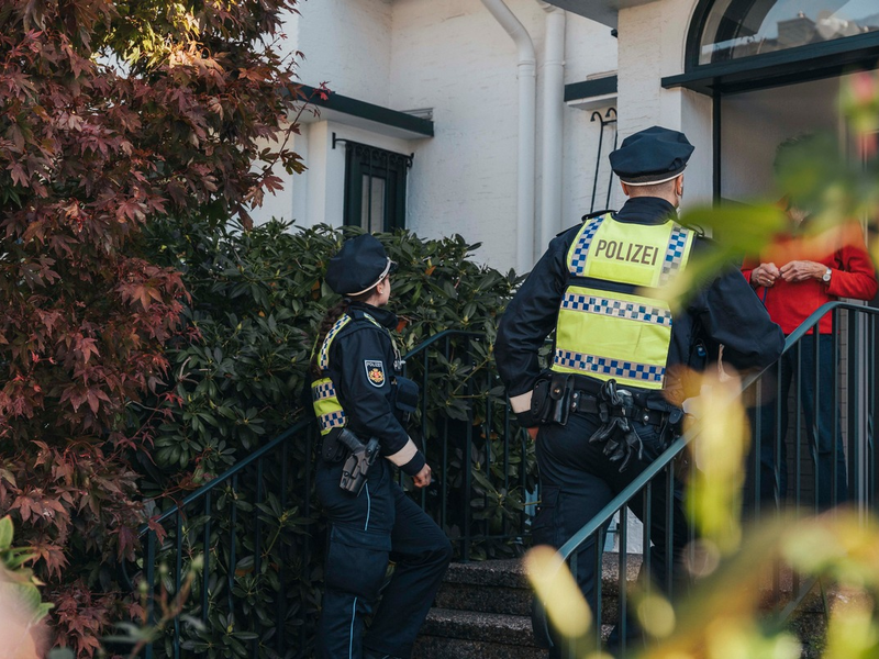 POL-Bremerhaven: Erfolgreiche Aktion Gemeinsam Wachsam 2024: Polizisten informieren in 850 Haushalten über Schutz vor Einbruchdiebstahl - Info-Stand am kommenden Samstag - Foto: presseportal.de