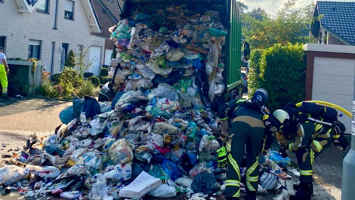 FW Hünxe: Brennende Ladung - Rauchentwicklung aus Müllfahrzeug - Foto: presseportal.de