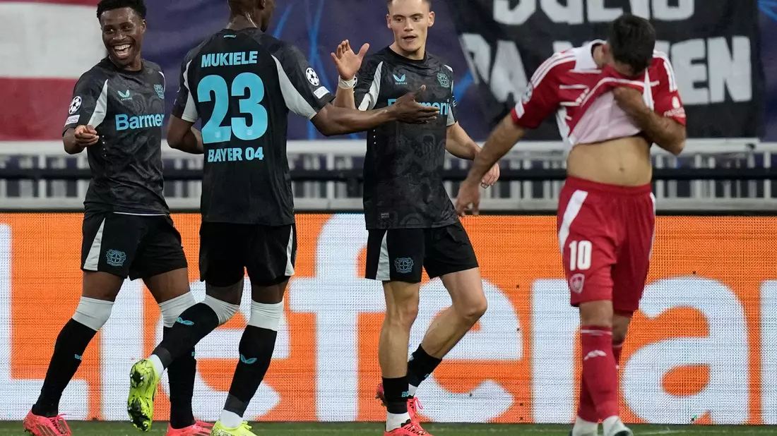 Hofmann fordert einen Elfmeter. - Bild: Christophe Ena/AP