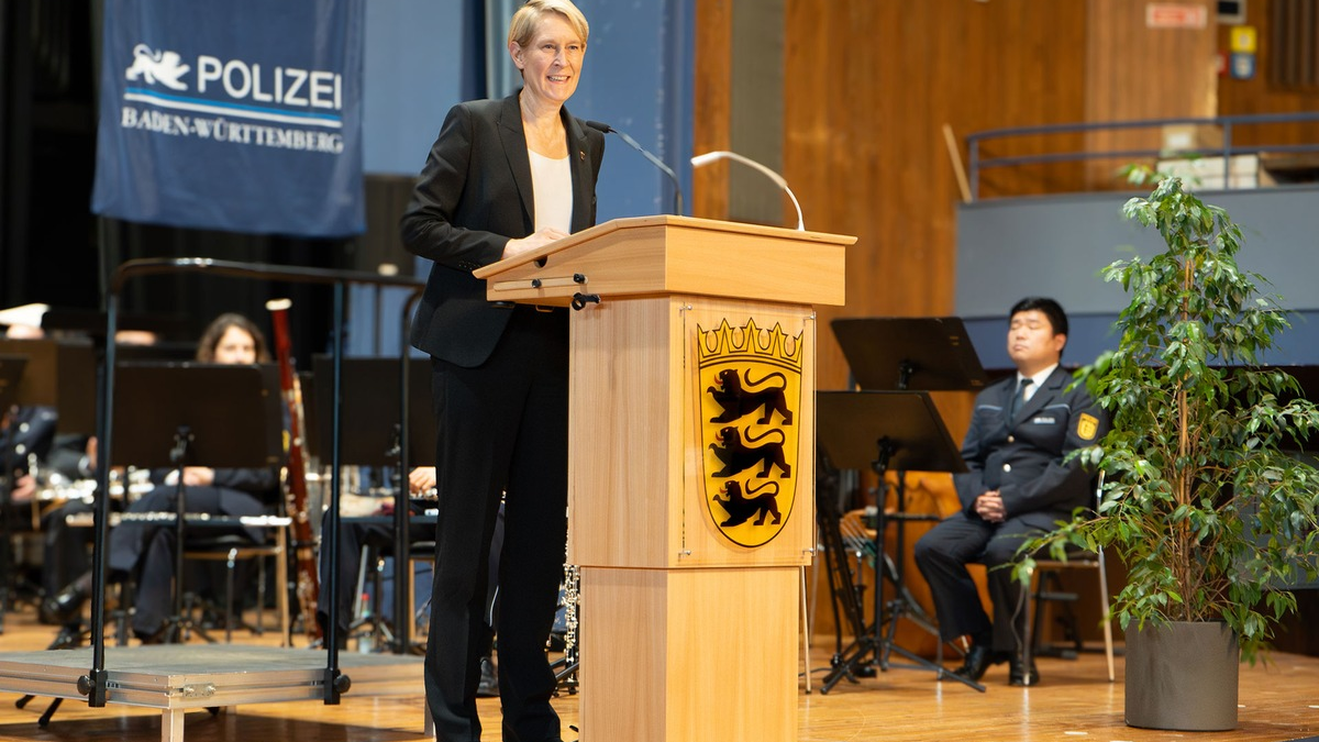 POL-HfPolBW: Feierliche Vereidigung bei der Polizei Baden-Württemberg am Ausbildungsstandort Herrenberg - Foto: presseportal.de