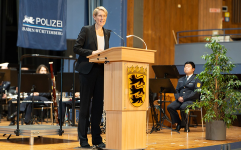 POL-HfPolBW: Feierliche Vereidigung bei der Polizei Baden-Württemberg am Ausbildungsstandort Herrenberg - Foto: presseportal.de POL-HfPolBW: Feierliche Vereidigung bei der Polizei Baden-Württemberg am Ausbildungsstandort Herrenberg - Foto: presseportal.de