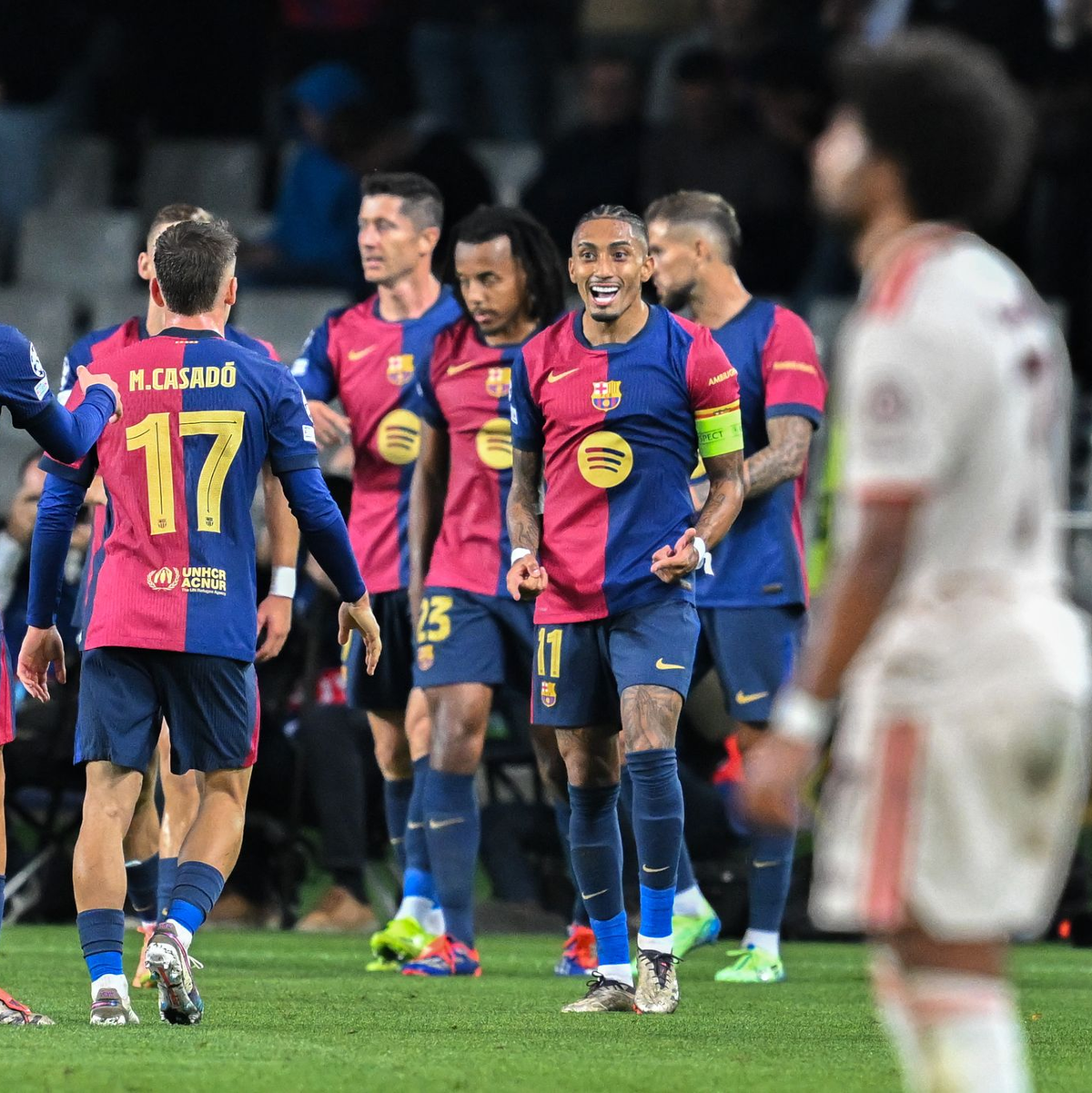 Barcelonas Marc Casado läuft zwei Bayern-Spielern davon. - Foto: Sven Hoppe/dpa