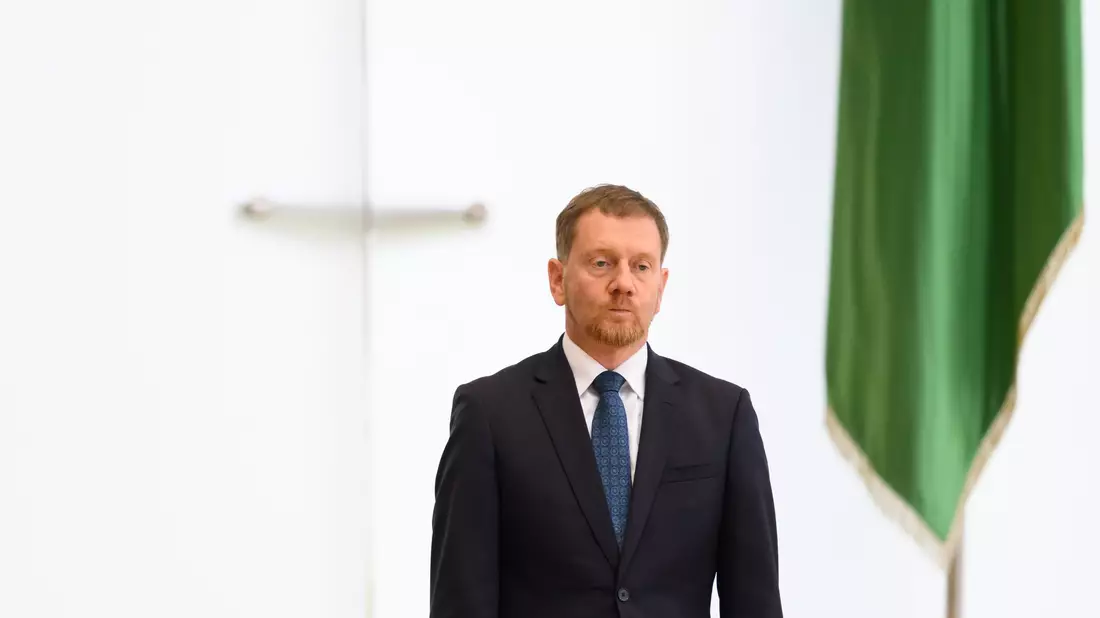 Sachsen Ministerpräsident Michael Kretschmer (CDU) hält die Zahl der ankommenden Flüchtlinge für zu hoch. (Archivbild) - Bild: Robert Michael/dpa