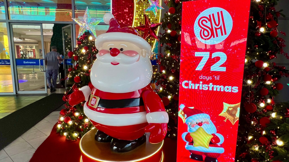 Besonders in Shopping-Malls kommen Weihnachtsfans auf ihre Kosten. - Foto: Carola Frentzen/dpa