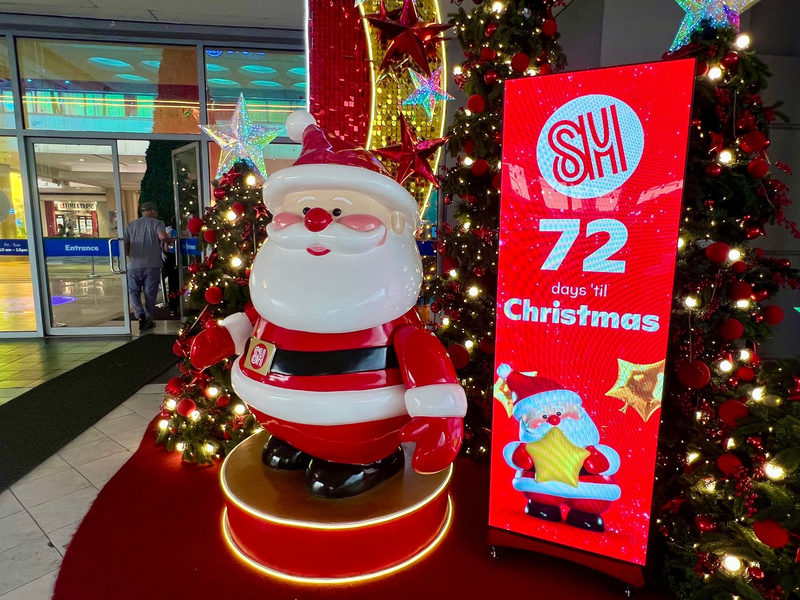 Besonders in Shopping-Malls kommen Weihnachtsfans auf ihre Kosten. - Foto: Carola Frentzen/dpa