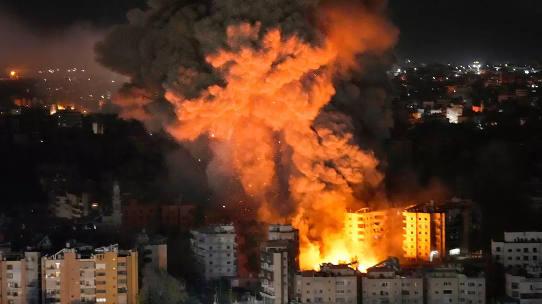 Erneut werden die Vororte von Beirut Ziel von Luftangriffen.  - Bild: Hussein Malla/AP/dpa