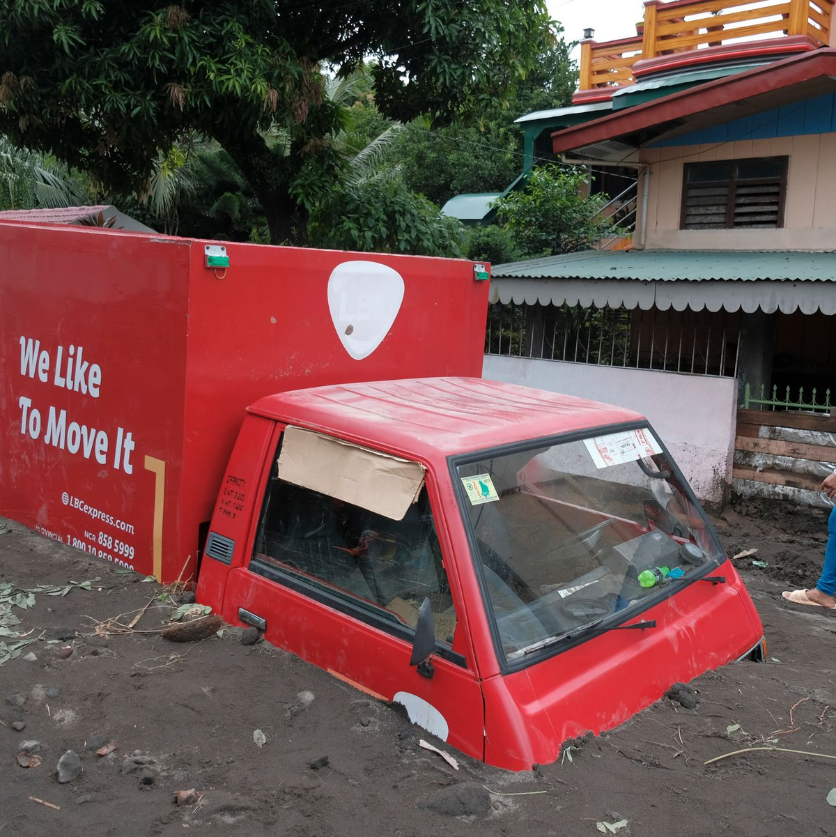Vom Vulkan Mayon gingen Schlammlawinen nieder. - Foto: John Michael Magdasoc/AP