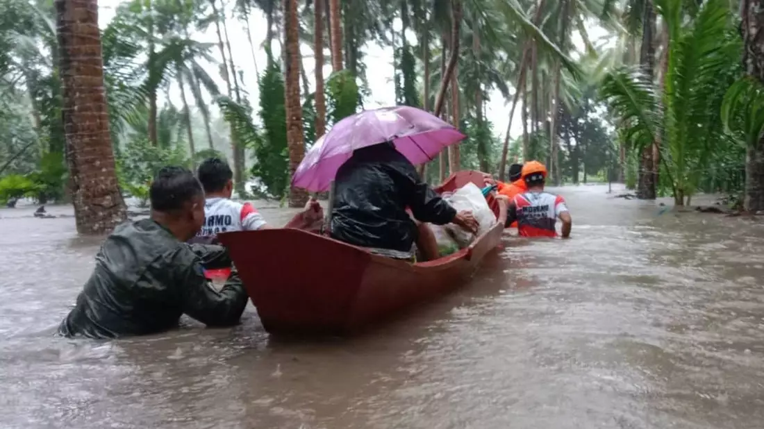 Rettung gab es gebietsweise nur noch mit Booten. - Bild: Philippine Army/XinHua/dpa