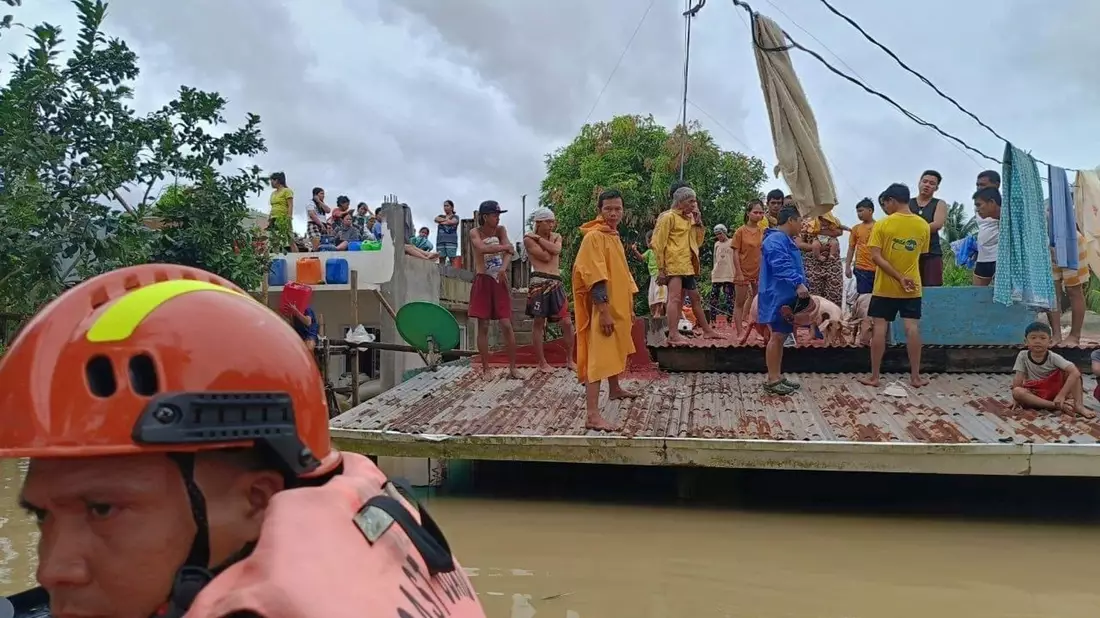 Viele mussten lange auf ihren Dächern ausharren, bis Helfer sie erreichten.  - Bild: Uncredited/Philippine Coast Guard/AP/dpa