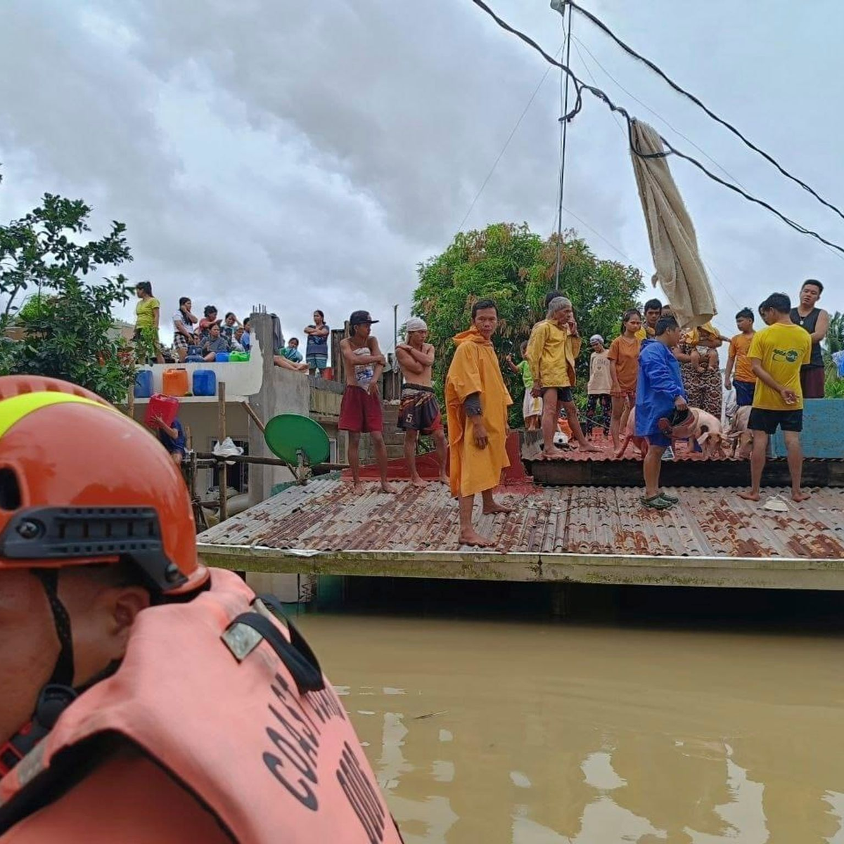 Viele mussten lange auf ihren Dächern ausharren, bis Helfer sie erreichten.  - Foto: Uncredited/Philippine Coast Guard/AP/dpa