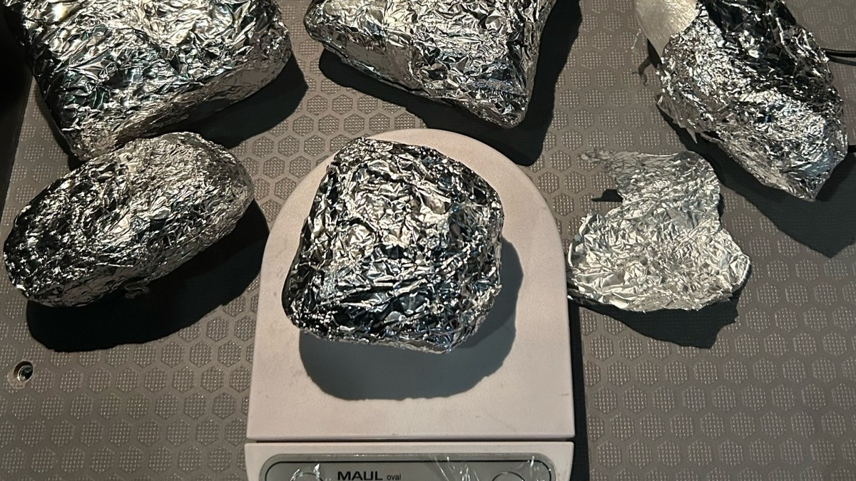 HZA-BI: Bielefelder Zoll stoppt Drogenkurier auf A2 bei Porta Westfalica/Kokain unter Beifahrersitz versteckt - Foto: presseportal.de