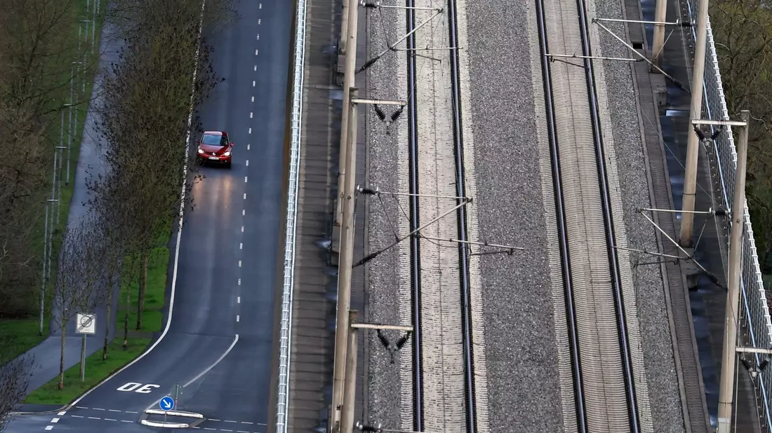 Das Auto bleibt in den nächsten Jahren das dominierende Verkehrsmittel. (Archivbild) - Bild: Karl-Josef Hildenbrand/dpa