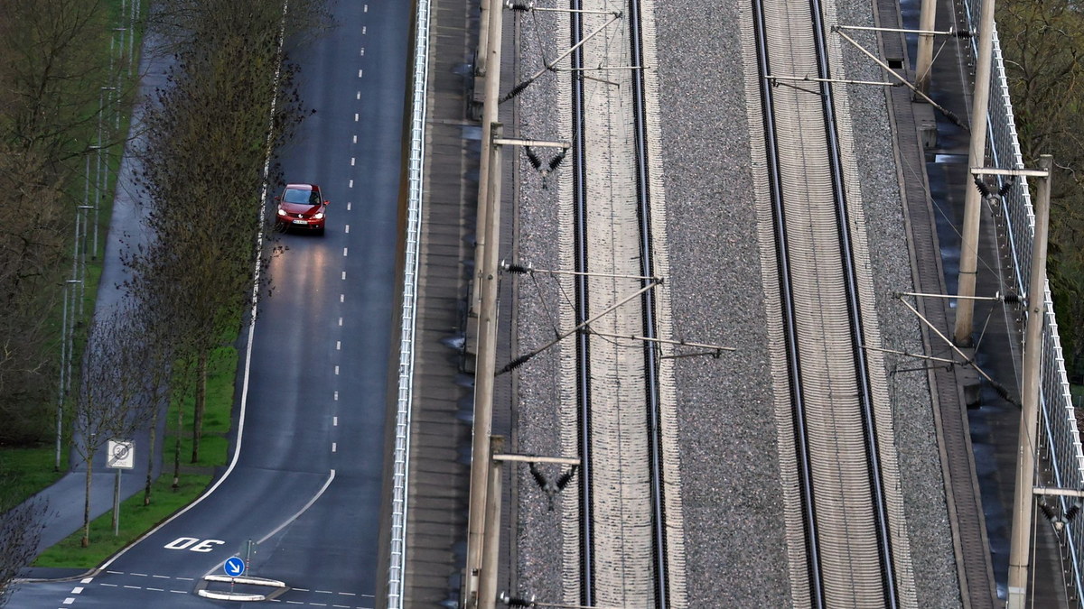 Das Auto bleibt in den nächsten Jahren das dominierende Verkehrsmittel. (Archivbild) - Foto: Karl-Josef Hildenbrand/dpa