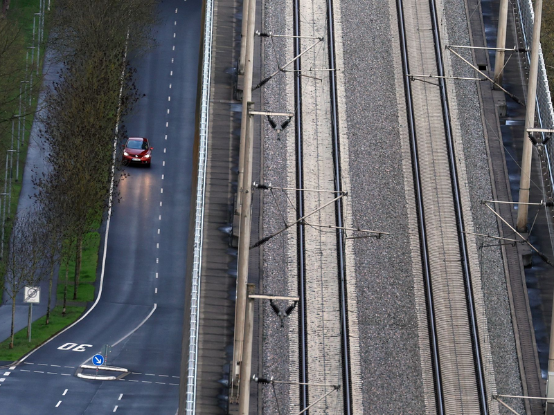 Das Auto bleibt in den nächsten Jahren das dominierende Verkehrsmittel. (Archivbild) - Foto: Karl-Josef Hildenbrand/dpa