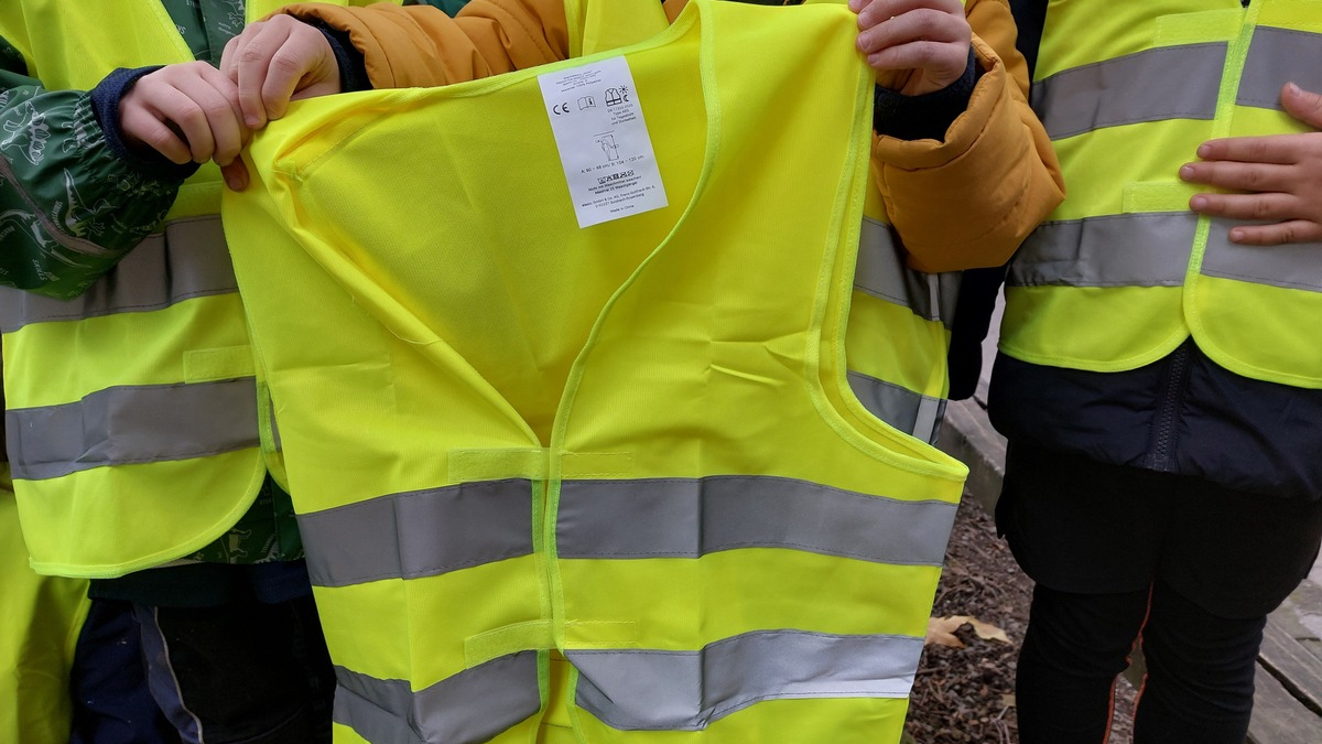 POL-W: W/RS/SG Sichtbarkeit trotzt Dunkelheit: Übergabe von Kinderwarnwesten an Solinger Grundschulen - Einladung für Medienvertreterinnen und Medienvertreter - Foto: presseportal.de