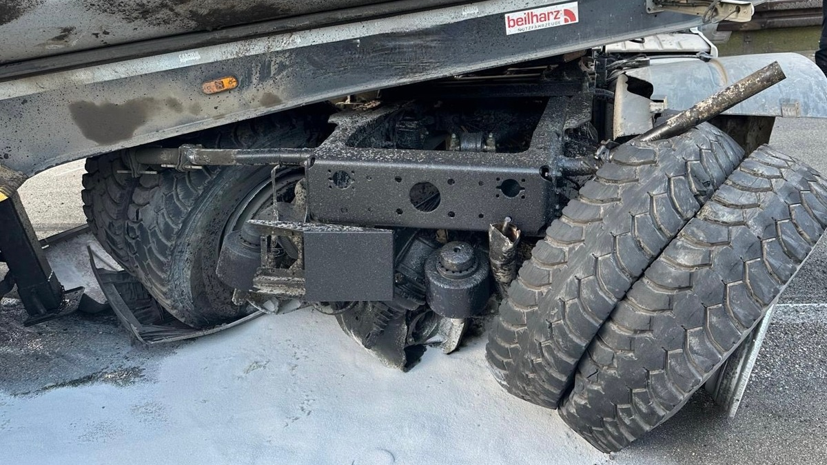 FW-Langenfeld: Nicht alltäglicher Unfall in der Baustelle - Foto: presseportal.de