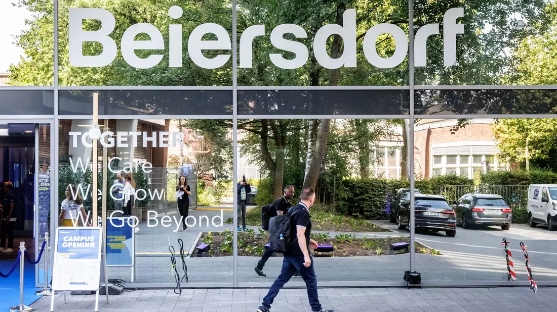 Der Hamburger Konsumgüterkonzern Beiersdorf hält an seinen Jahreszielen fest.  - Bild: Markus Scholz/dpa