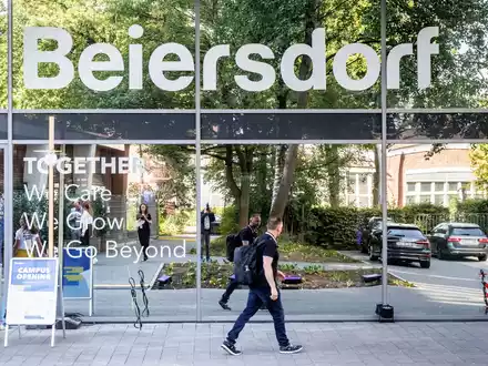 Der Hamburger Konsumgüterkonzern Beiersdorf hält an seinen Jahreszielen fest.  - Foto: Markus Scholz/dpa